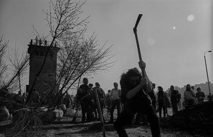 Framed Print : GDR, Berlin, 01.04.1990, Park supporters planting trees on the Wall strip at Falkplatz