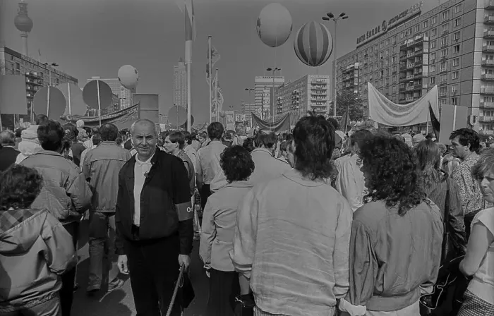 Framed Print : GDR, Berlin, 01.05.1988, 1st May demonstration in Karl-Marx-Allee Framed Print : GDR, Berlin, 01.05.1988, 1st May demonstration in Karl-Marx-Allee
