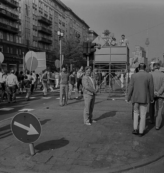 Framed Print : GDR, Berlin, 01.05.1988, 1st May demonstration in Karl-Marx-Allee