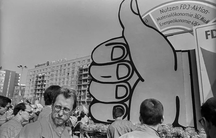 Framed Print : GDR, Berlin, 01.05.1988, 1st May demonstration in Karl-Marx-Allee