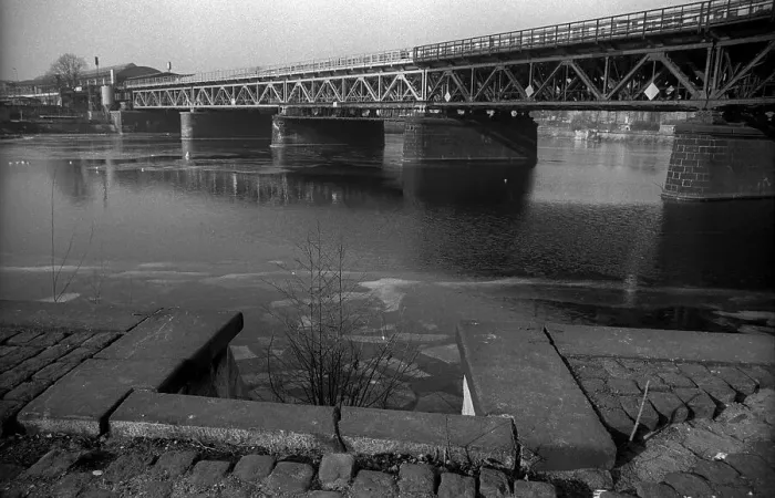 Framed Print : GDR, Berlin, 02. 02. 1990, railway bridge