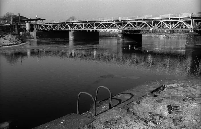 Framed Print : GDR, Berlin, 02. 02. 1990, railway bridge to Lehrter city railway station