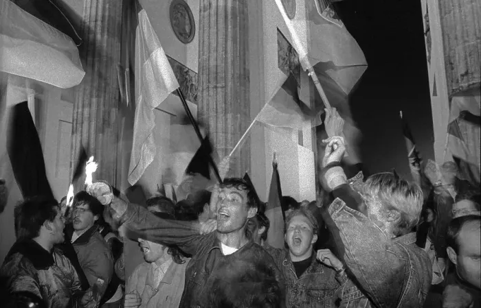 Framed Print : GDR, Berlin, 02. 10. 1990, celebration of reunification on the evening of 2 October at the Brandenburg Gate