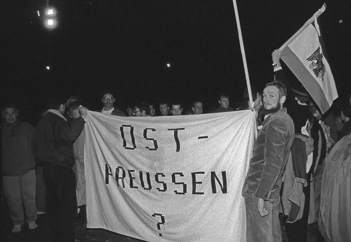 Framed Print : GDR, Berlin, 02. 10. 1990, celebration of reunification on the evening of 2 October at the Brandenburg Gate