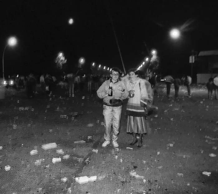 Framed Print : GDR, Berlin, 02. 10. 1990, celebration of reunification on the evening of 2 October at the Brandenburg Gate