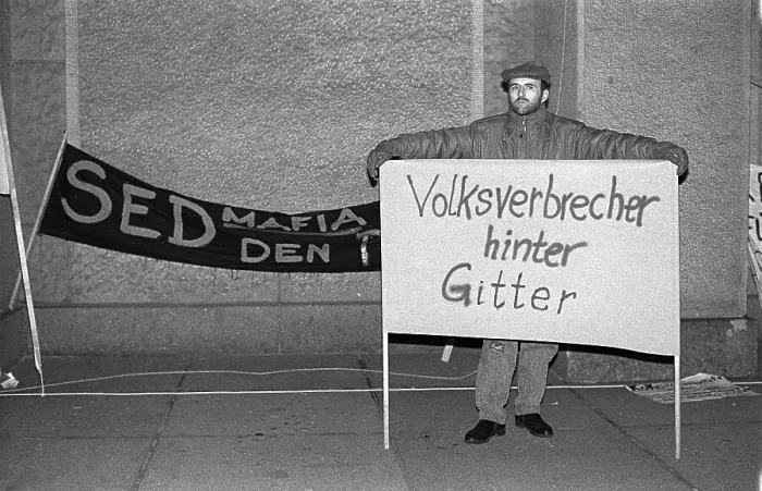 Framed Print : GDR, Berlin, 03. 12. 1989, People's criminals behind bars Framed Print : GDR, Berlin, 03. 12. 1989, People's criminals behind bars