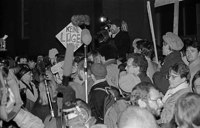 Framed Print : GDR, Berlin, 03. 12. 1989, protest against the SED regime in front of the ZK of the SED building