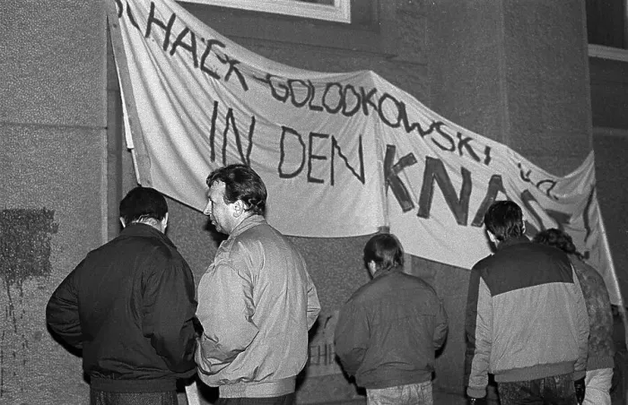 Framed Print : GDR, Berlin, 03. 12. 1989, Schalk-Golodkowsky