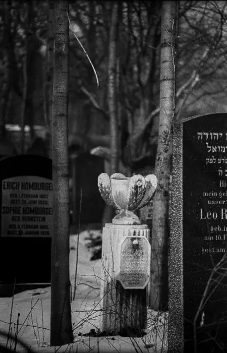 Framed Print : GDR, Berlin, 03.02.1987, Jewish cemetery Weissensee