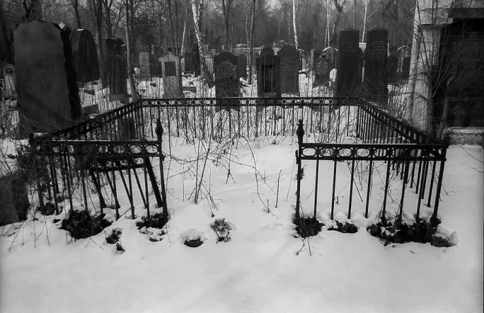 Framed Print : GDR, Berlin, 03.02.1987, Jewish cemetery Weissensee