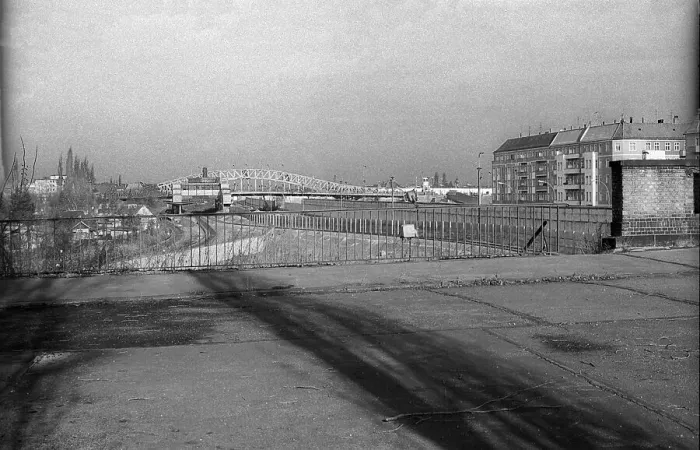 Framed Print : GDR, Berlin, 04. 02. 1990, Behmstrassenbruecke