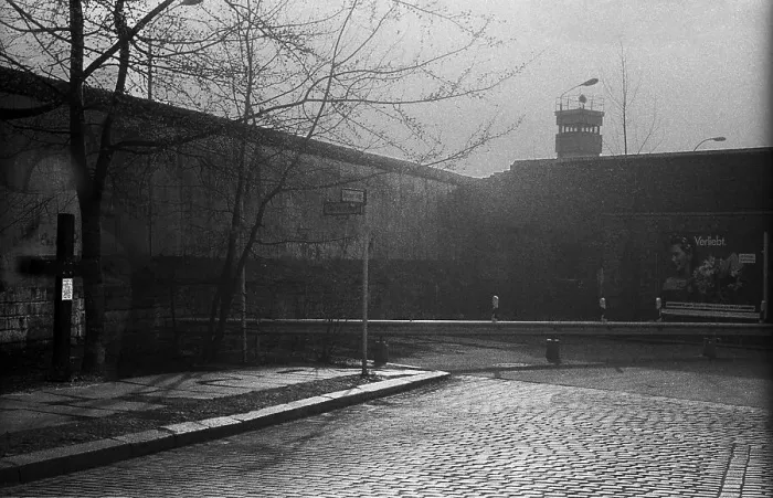 Framed Print : GDR, Berlin, 04. 02. 1990, Bernauer Strasse Wall