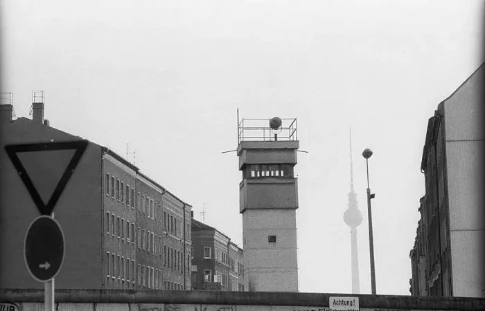 Framed Print : GDR, Berlin, 04. 02. 1990, Wall on Bernauer Strasse