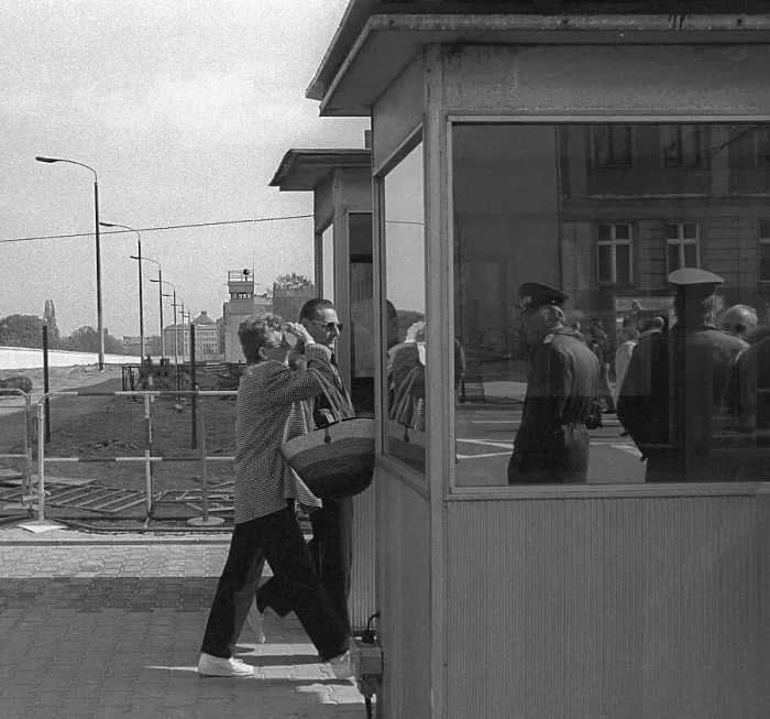 Framed Print : GDR, Berlin, 04. 04. 1990, guard house at the Brunnenstrasse border crossing
