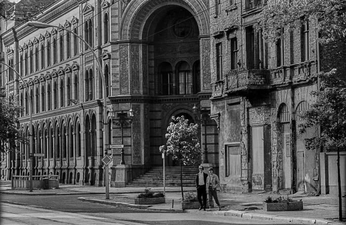 Framed Print : GDR, Berlin, 05. 05. 1989, Postfuhramt