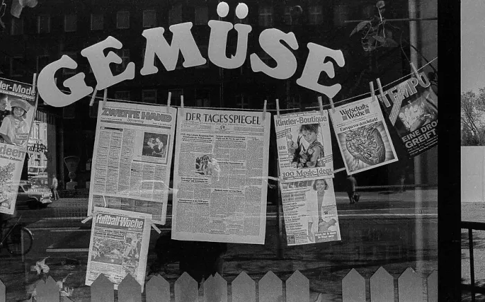 Framed Print : GDR, Berlin, 05.04.1990, vegetable and newspaper shop ??? Brunnenstrasse