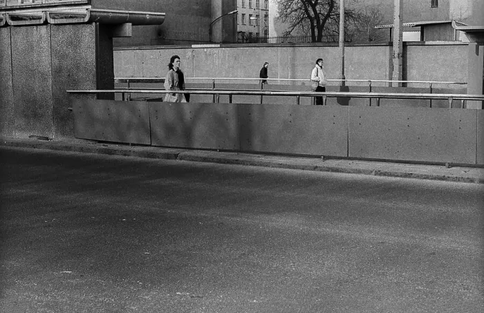 Framed Print : GDR, Berlin, 06. 02. 1989, tram stop Wilhelm-Pieck-Strasse (Torstrasse) Framed Print : GDR, Berlin, 06. 02. 1989, tram stop Wilhelm-Pieck-Strasse (Torstrasse)