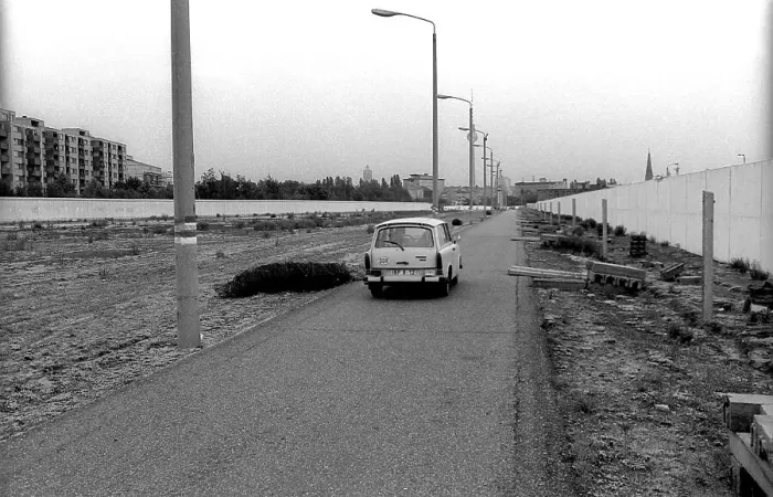 Framed Print : GDR, Berlin, 07. 06. 1990, border guards along Gartenstrasse Framed Print : GDR, Berlin, 07. 06. 1990, border guards along Gartenstrasse
