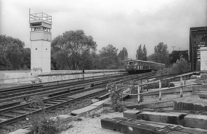 Framed Print : GDR, Berlin, 07. 06. 1990, border guards at the Liesenbruecke Framed Print : GDR, Berlin, 07. 06. 1990, border guards at the Liesenbruecke
