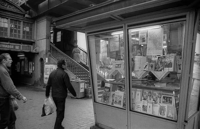 Framed Print : GDR, Berlin, 07.03.1990, newspaper kiosk at the e underground station Dimitroffstrasse (today Eberswalder Strasse)