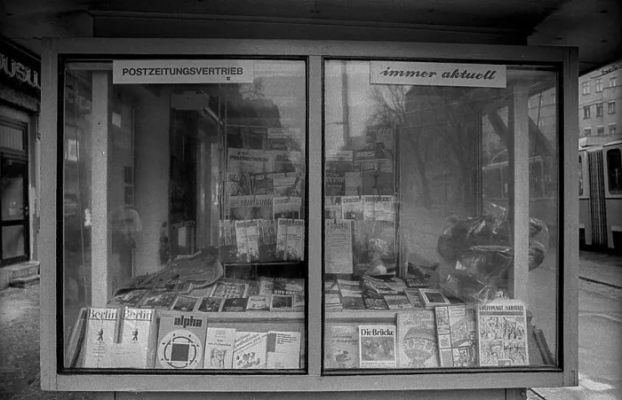 Framed Print : GDR, Berlin, 07.03.1990, newspaper kiosk in Kastanienallee