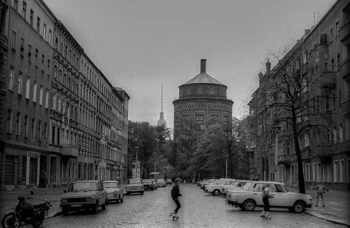 Framed Print : GDR, Berlin, 08. 10. 1988, children in Rykestrasse Framed Print : GDR, Berlin, 08. 10. 1988, children in Rykestrasse