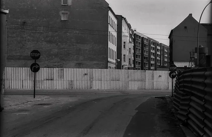 Framed Print : GDR, Berlin, 1. 4. 1988, construction fence on Linienstrasse