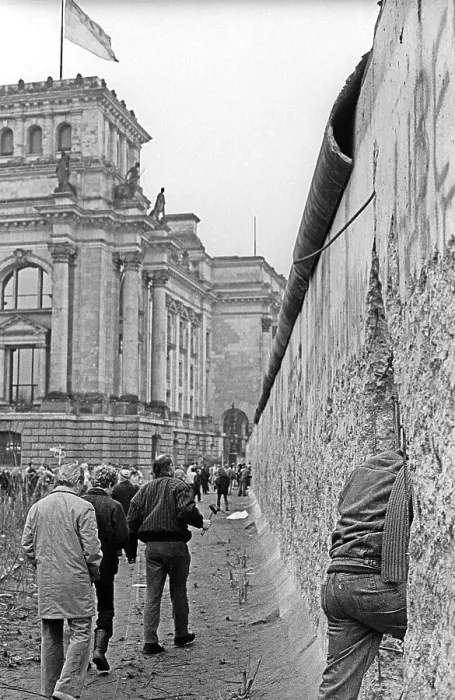 Framed Print : GDR, Berlin, 11. 01. 1990, hole in the wall Framed Print : GDR, Berlin, 11. 01. 1990, hole in the wall