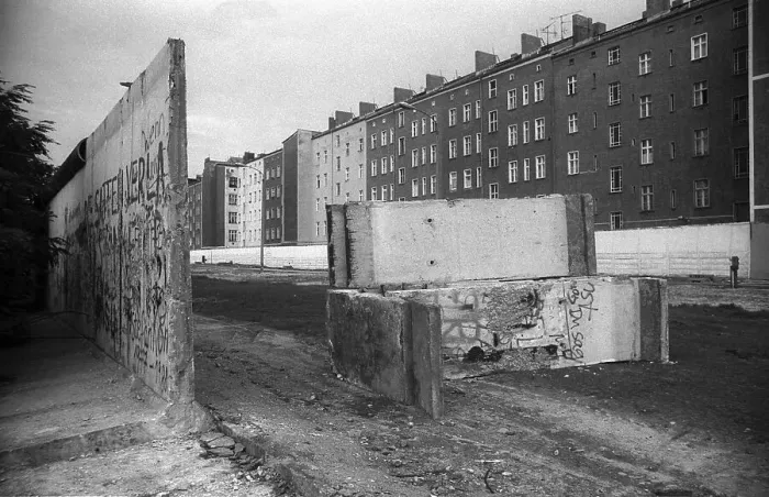 Framed Print : GDR, Berlin, 12. 06. 1990, Wall