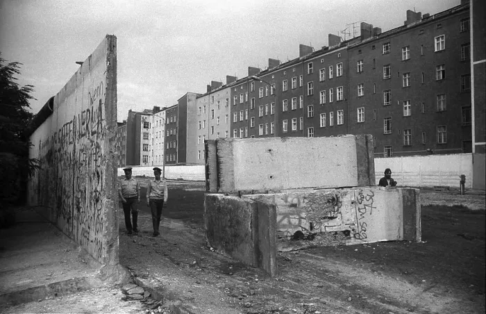 Framed Print : GDR, Berlin, 12. 06. 1990, Wall