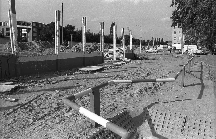 Framed Print : GDR, Berlin, 12 July 1990, Wall strip between Bernauer Strasse and Rheinsberger Strasse (near Swinemuender Strasse)