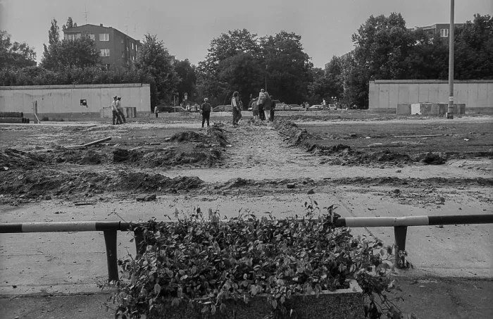 Framed Print : GDR, Berlin, 12 June 1990, open Wall