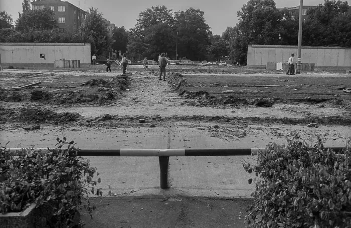Framed Print : GDR, Berlin, 12 June 1990, open Wall