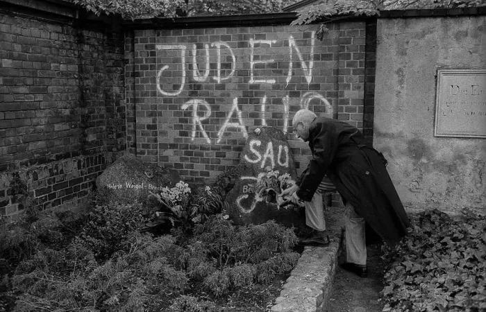 Framed Print : GDR, Berlin, 12 May 1990, demonstration /  rally against the desecration of Brecht's grave