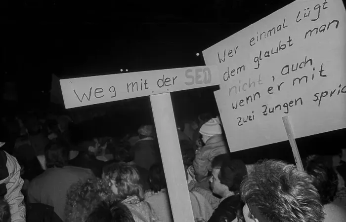 Framed Print : GDR, Berlin, 12.01.1990, demonstration in front of the Peoples Chamber (mainly against the Ministry for State Security)