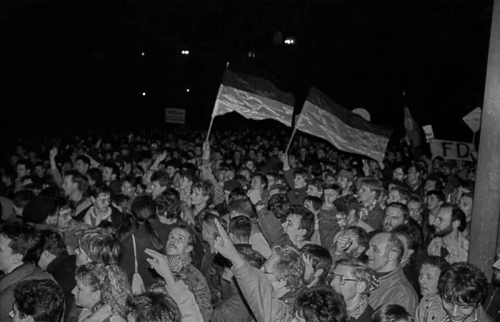Framed Print : GDR, Berlin, 12.01.1990, demonstration in front of the Peoples Chamber (mainly against the Ministry for State Security)