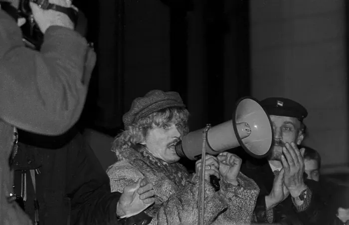 Framed Print : GDR, Berlin, 12.01.1990, demonstration in front of the Peoples Chamber (mainly against the Ministry for State Security)
