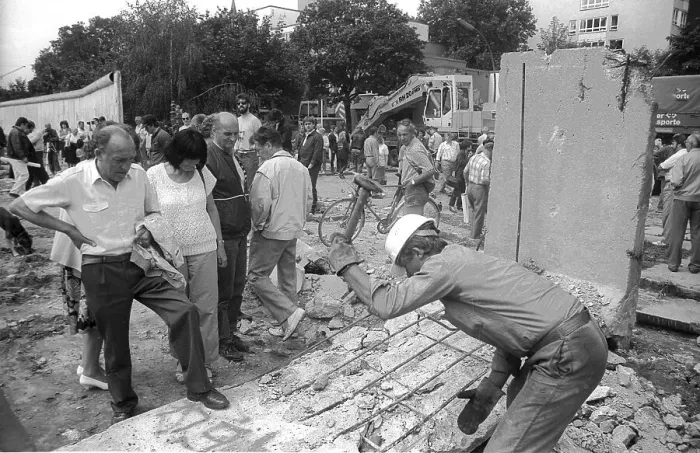 Framed Print : GDR, Berlin, 13 June 1990, demolition of the Wall on Bernauer Strasse Framed Print : GDR, Berlin, 13 June 1990, demolition of the Wall on Bernauer Strasse