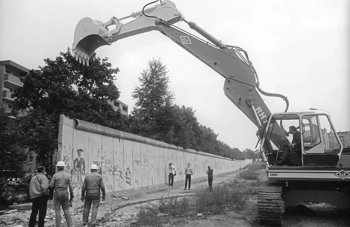 Framed Print : GDR, Berlin, 13 June 1990, demolition of the Wall on the historic Bernauer Strasse