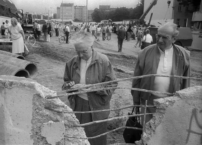 Framed Print : GDR, Berlin, 13 June 1990, demolition of the Wall on the historic Bernauer Strasse