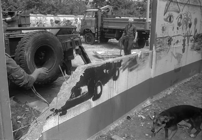 Framed Print : GDR, Berlin, 13 June 1990, demolition of the Wall on the historic Bernauer Strasse