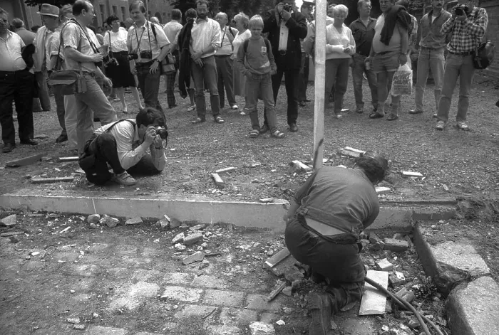 Framed Print : GDR, Berlin, 13 June 1990, demolition of the Wall on the historic Bernauer Strasse Framed Print : GDR, Berlin, 13 June 1990, demolition of the Wall on the historic Bernauer Strasse