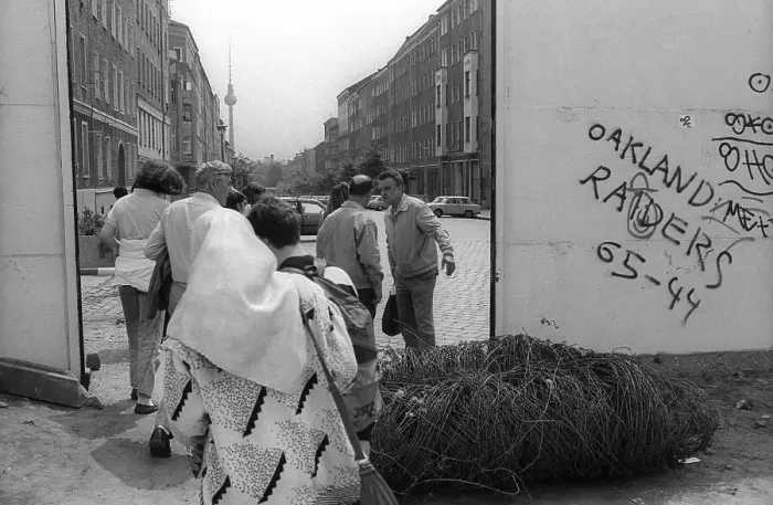 Framed Print : GDR, Berlin, 13 June 1990, demolition of the Wall on the historic Bernauer Strasse