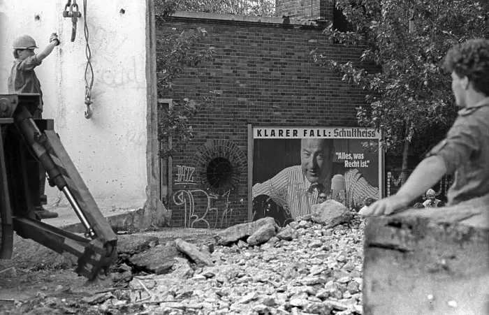 Framed Print : GDR, Berlin, 13 June 1990, demolition of the Wall on the historic Bernauer Strasse