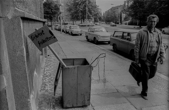 Framed Print : GDR, Berlin, 15. 05. 1989, Oranienburger Strasse