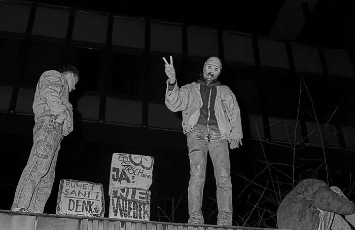 Framed Print : GDR, Berlin, 15.01.1990, occupation of the Stasi headquarters in Normannenstrasse