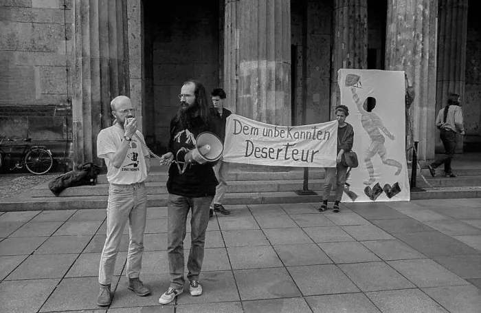Framed Print : GDR, Berlin, 15.5.1990, Neue Wache