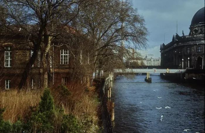 Framed Print : GDR, Berlin, 16. 03. 1988, makeshift bridge at Monbijoupark
