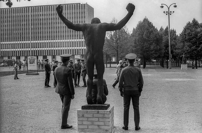 Framed Print : GDR, Berlin, 17. 6. 1987, Lustgarten