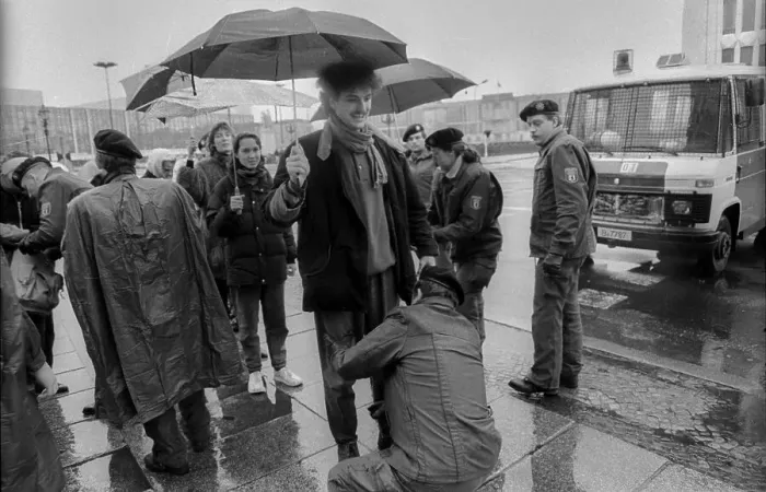Framed Print : GDR, Berlin, 17 November 1990, deserter